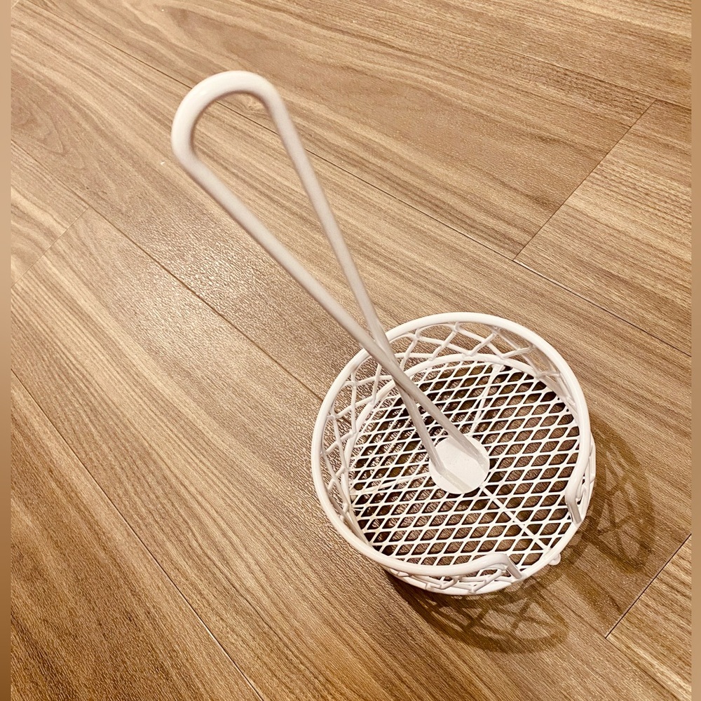 Vertical portable stand-alone paper towel holder: Painted Metal